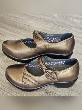 B9 Dansko Ainsley Shoes Eu 37 US 6.5/7 Bronze Bow Knot Slip On Strap Comfort